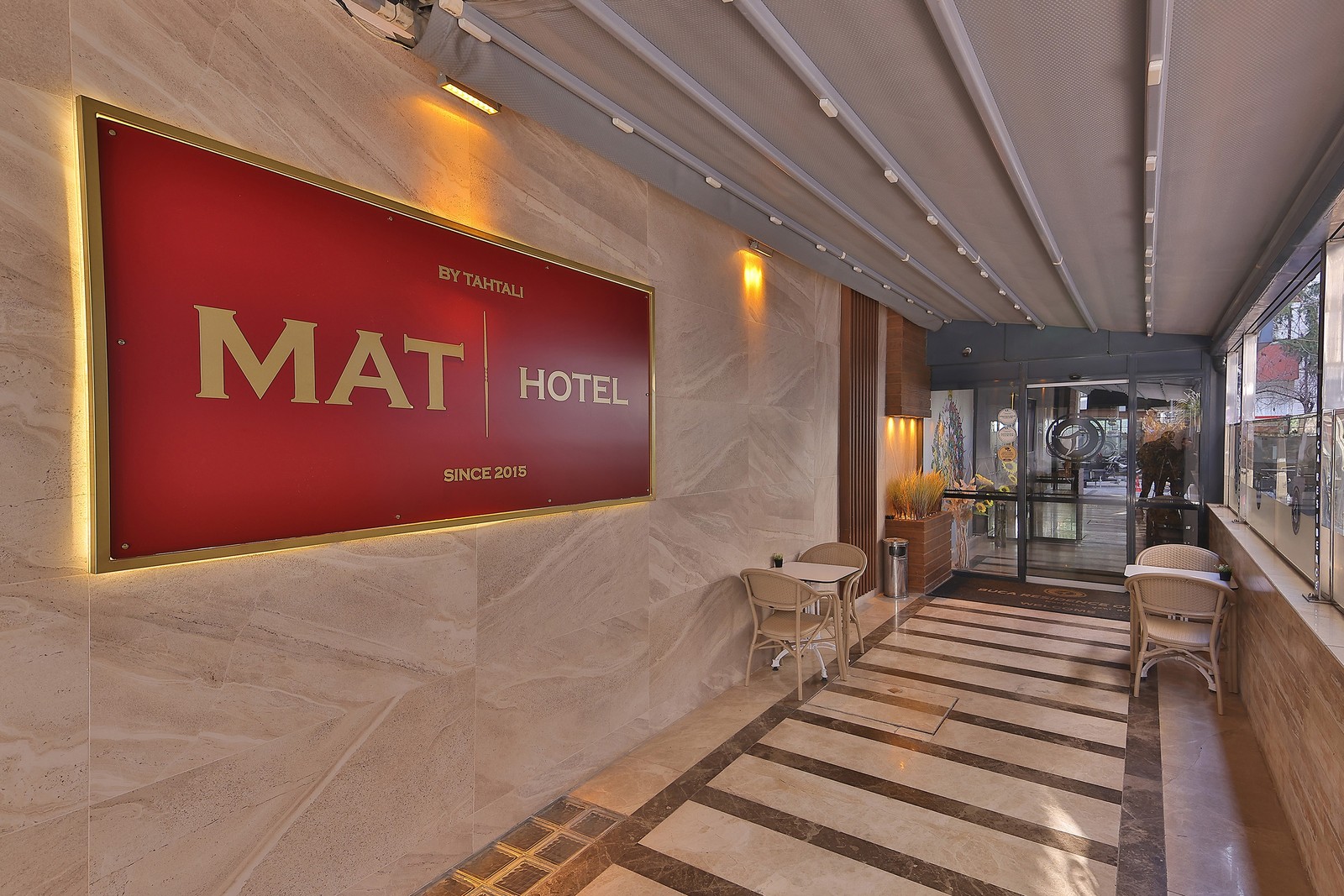 MATHOTEL Buca otel lobisi ve tanıtım görseli