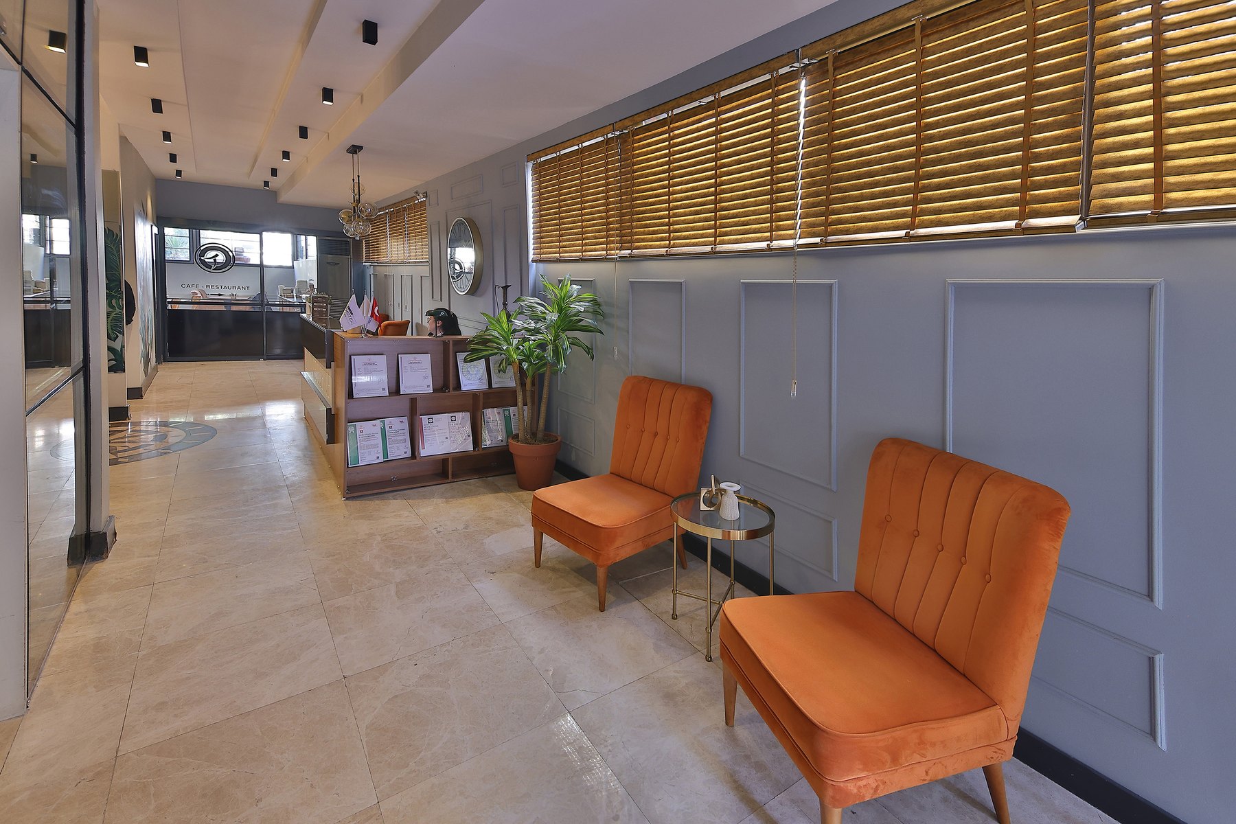 MATHOTEL lobby koridoru